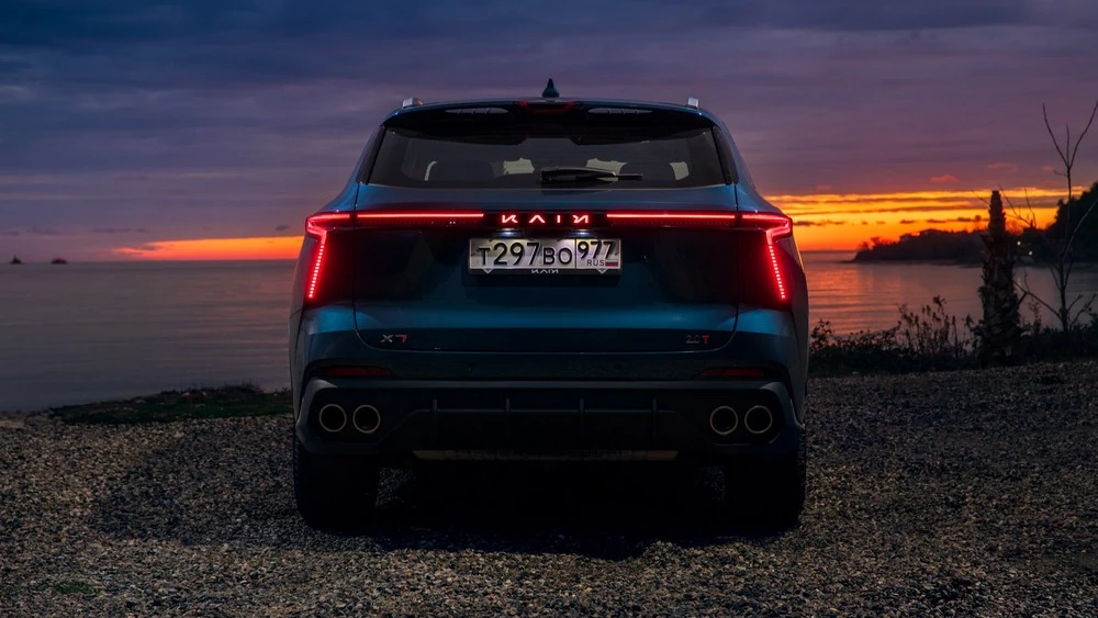 Kaiyi X7 Kunlun сзади вечерняя подсветка