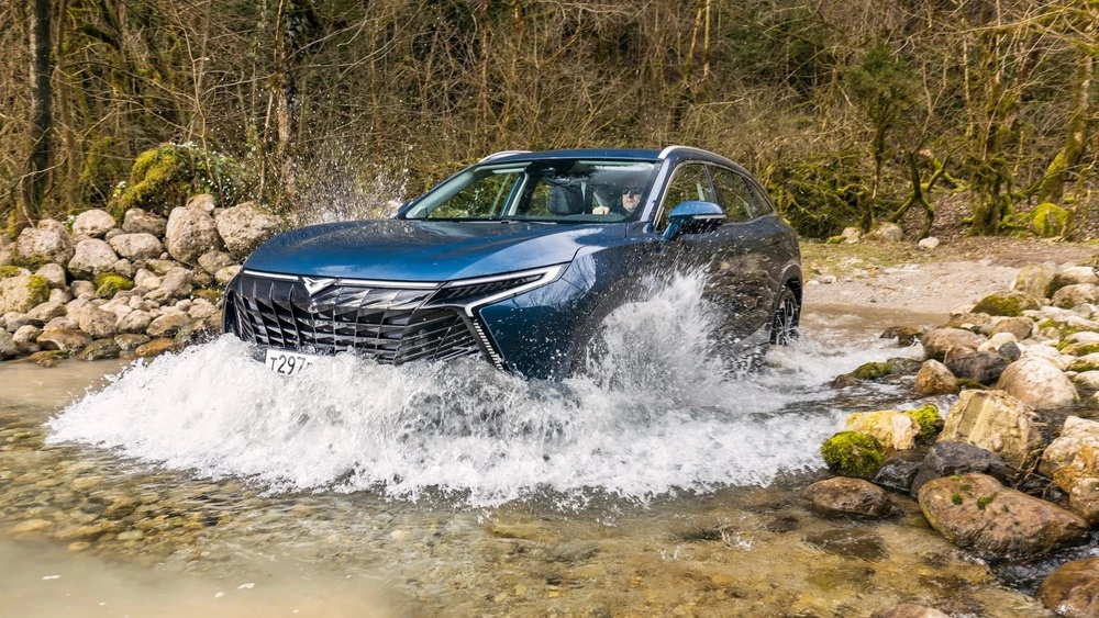 Kaiyi X7 Kunlun сбоку спереди в воде в динамике брод