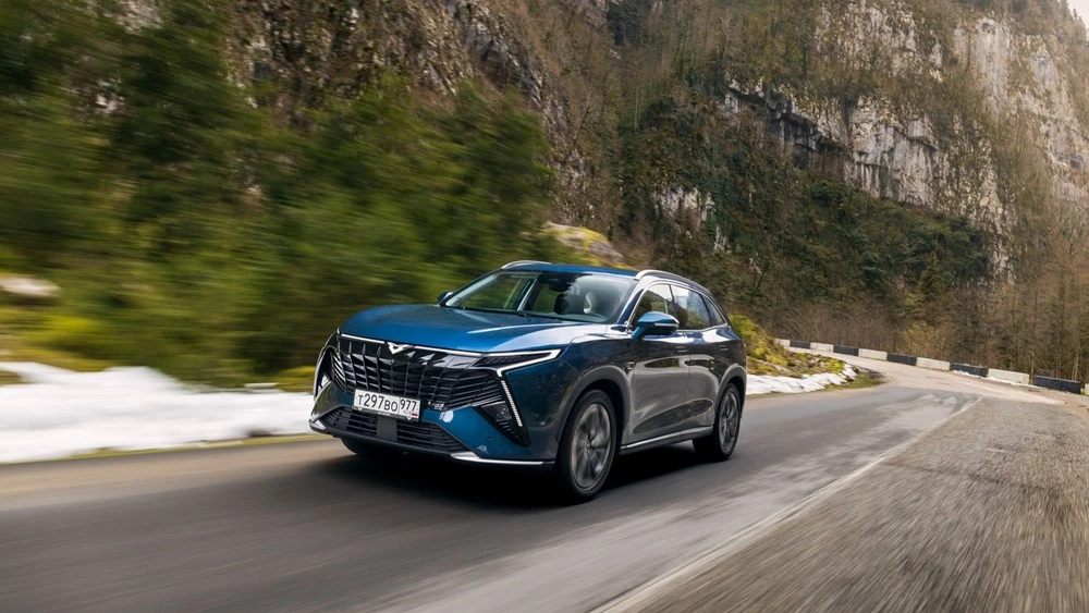 Kaiyi X7 Kunlun сбоку спереди в динамике