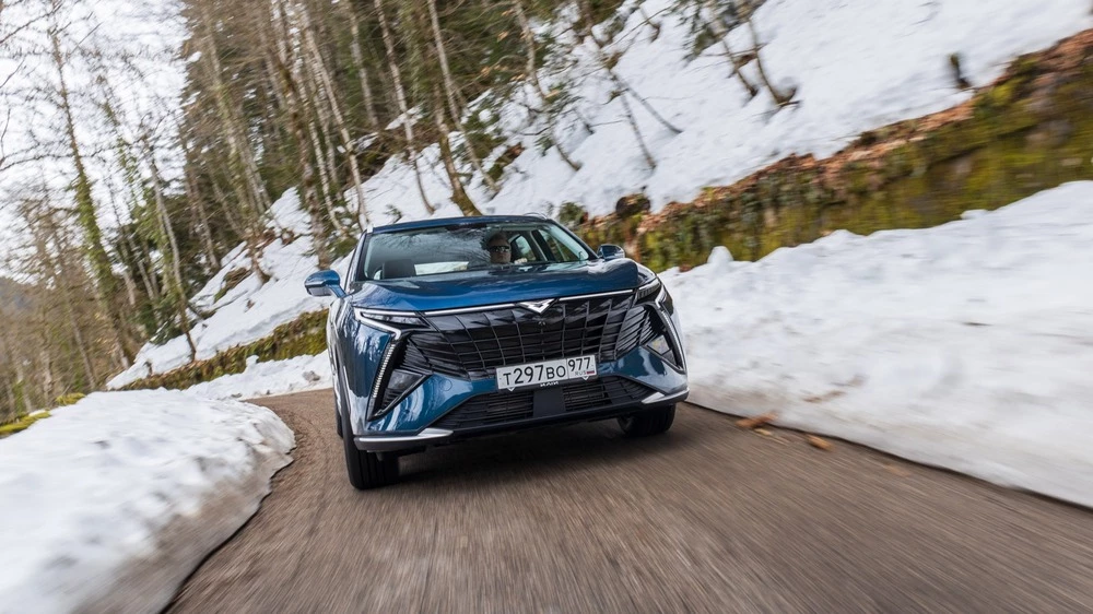 Тест-драйв Kaiyi X7 Kunlun. Пока без полного привода, но с серьёзной заявкой на успех Kaiyi X7 Kunlun спереди в динамике