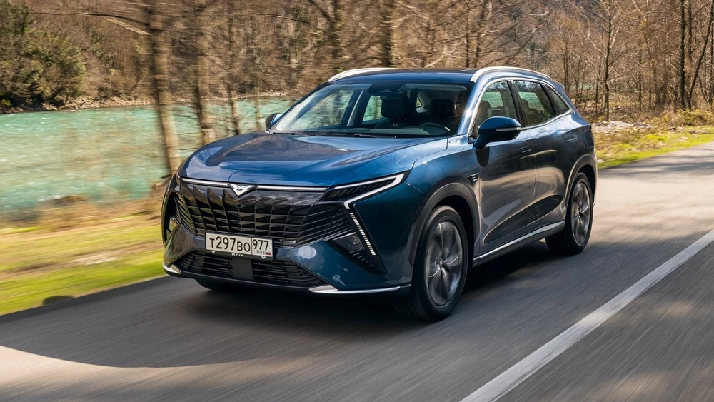 Kaiyi X7 Kunlun сбоку спереди в динамике