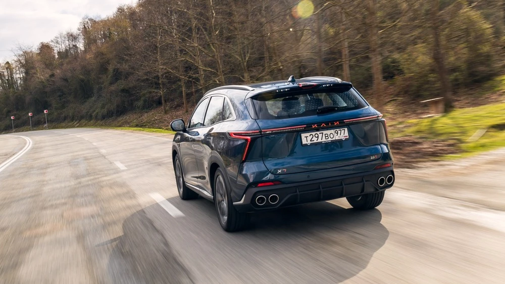 Kaiyi X7 Kunlun сбоку сзади в динамике