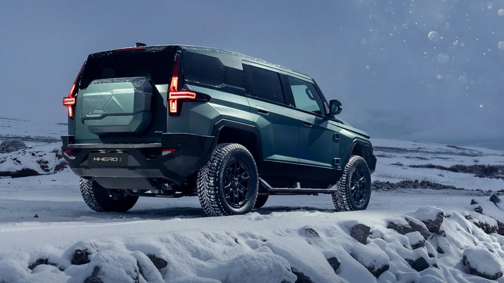 Гибридный внедорожник M-Hero I сзади сбоку