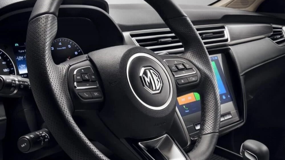 MG Motor зашла в Россию всерьез. В 2024 году обещают сразу 10 моделей MG5 салон интерьер логотип в России