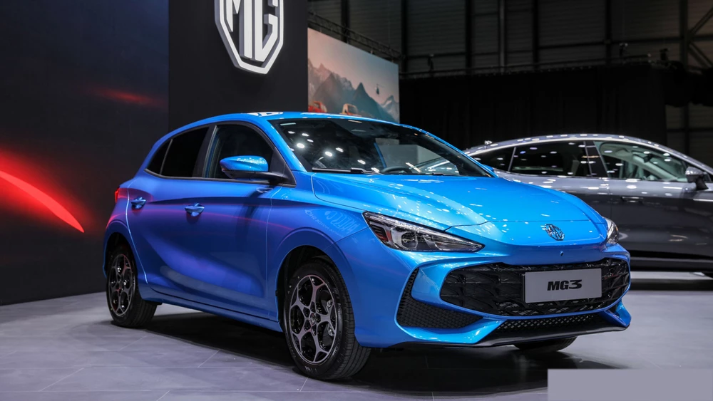 Гибридный хэтчбек MG 3 Женевский автосалон сбоку спереди