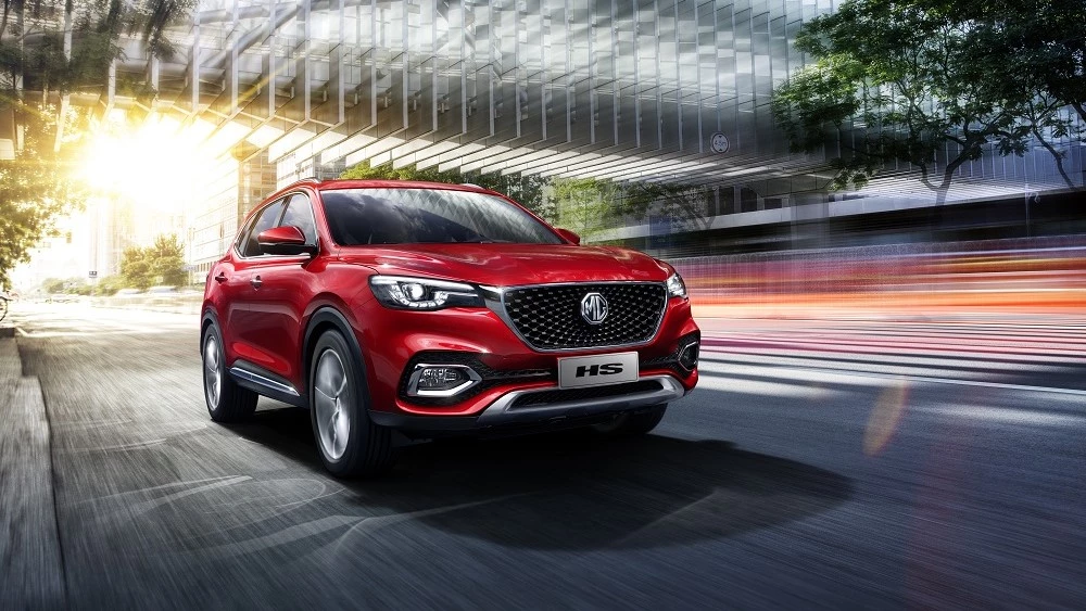Кроссовер MG HS сбоку спереди