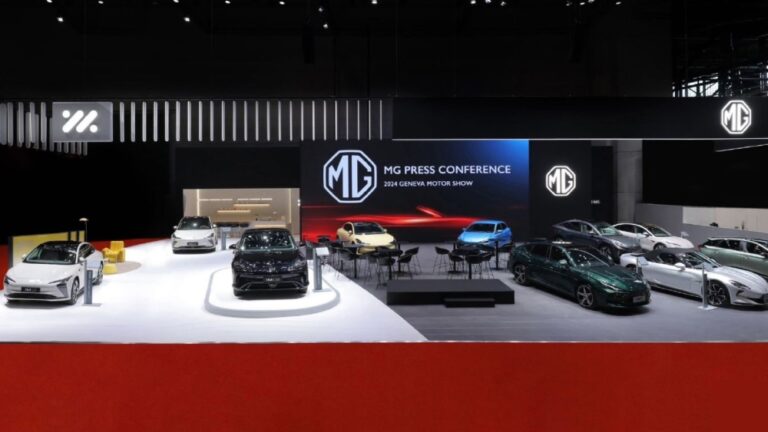 утеря машины. утеря машины. мужчина в паркинге. открытая дверь автомобиля. пример расчета утраты товарной стоимости автомобиля.