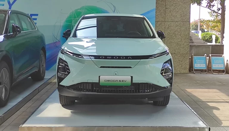 Электрический кроссовер Omoda E5 спереди