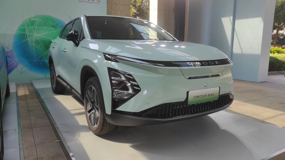 Электрический кроссовер Omoda E5 сбоку спереди