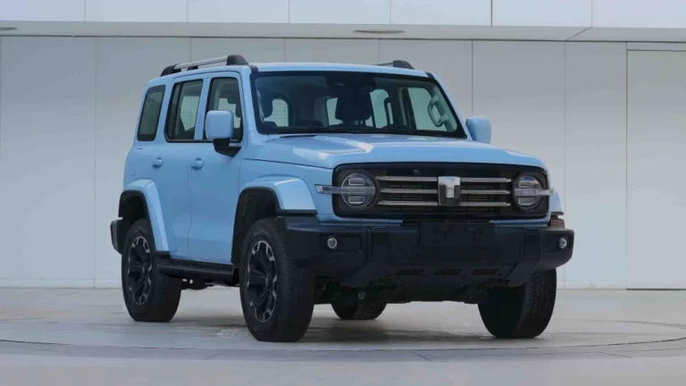 внедорожник Tank 300 Hi4-T сбоку спереди