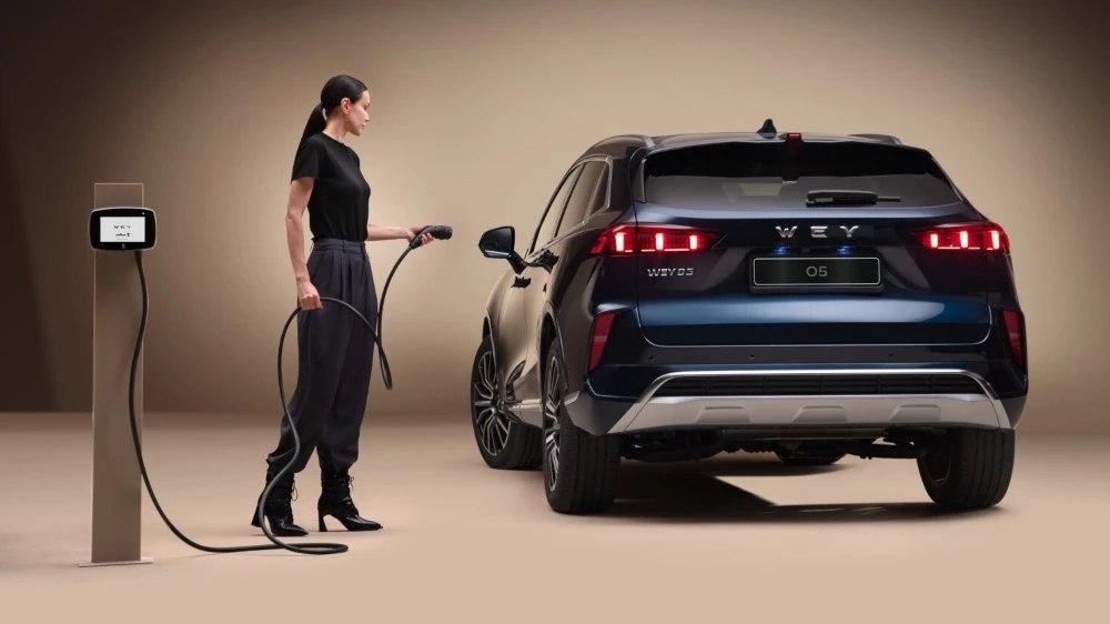 Гибридный кроссовер Wey 05 сзади зарядка