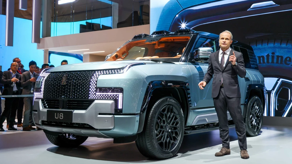 Электрический внедорожник YangWang U8 сбоку спереди Женевский автосалон 2024