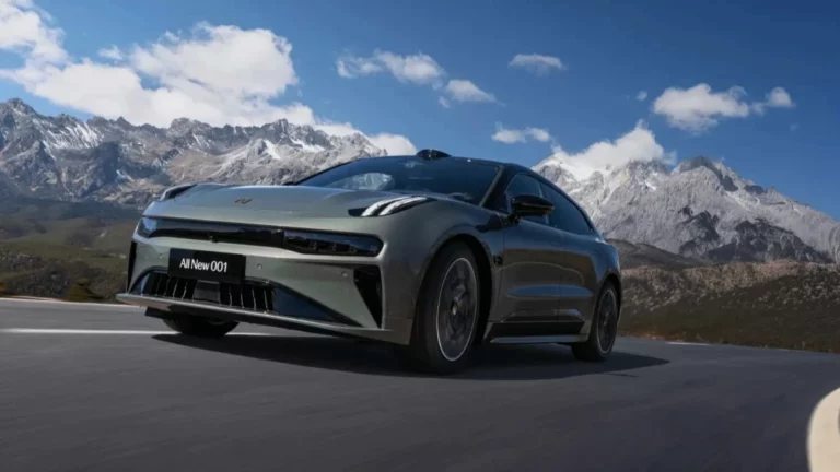 Новый электрический лифтбек Zeekr 001 сбоку спереди