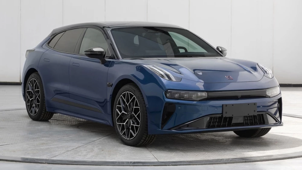 Обновленный электрический лифтбек Zeekr 001 сбоку спереди рестайлинг