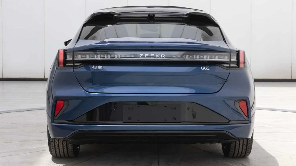 Обновленный электрический лифтбек Zeekr 001 сзади рестайлинг