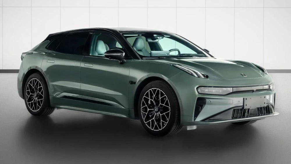 Обновленный электрический лифтбек Zeekr 001 сбоку спереди рестайлинг