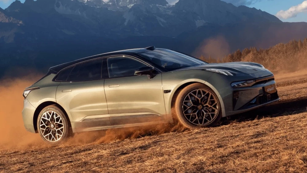 Новый электрический лифтбек Zeekr 001 сбоку в динамике