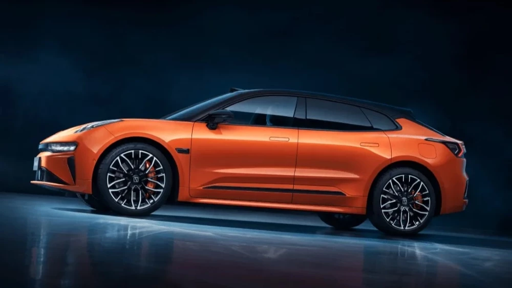 Новый электрический лифтбек Zeekr 001 сбоку