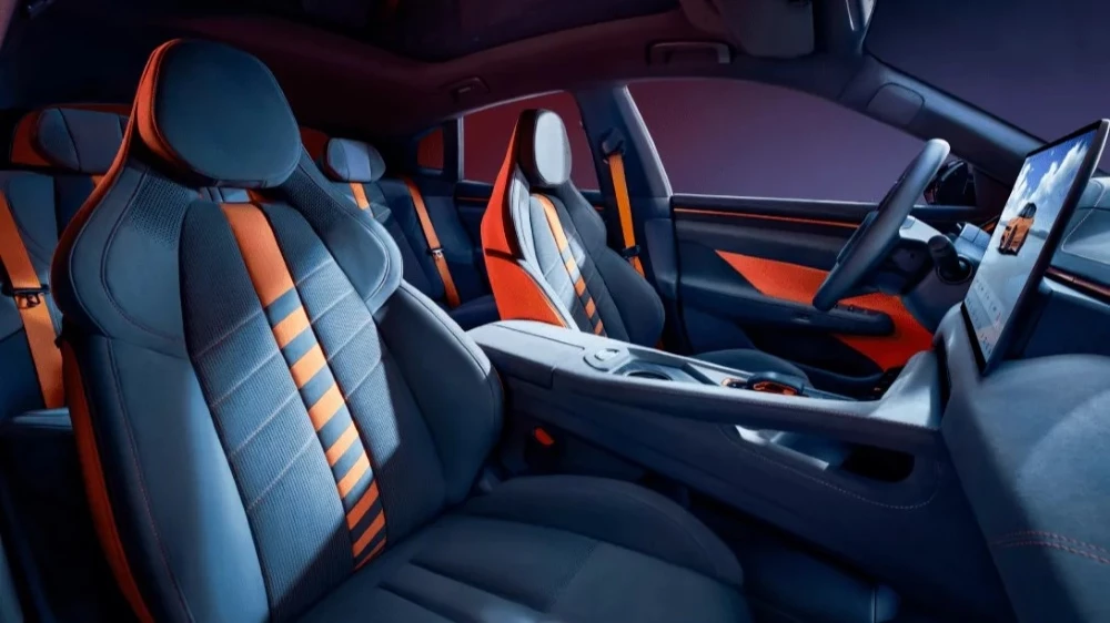 Новый электрический лифтбек Zeekr 001 салон интерьер первый ряд сиденья