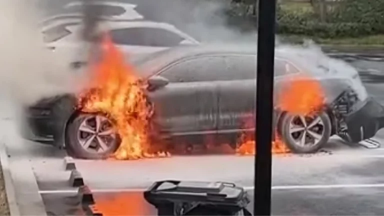 Zeekr 001 загорелся на парковке