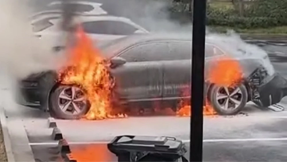 Zeekr 001 загорелся на парковке