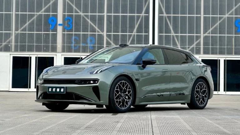 Обновленный электрический лифтбек Zeekr 001 сбоку спереди