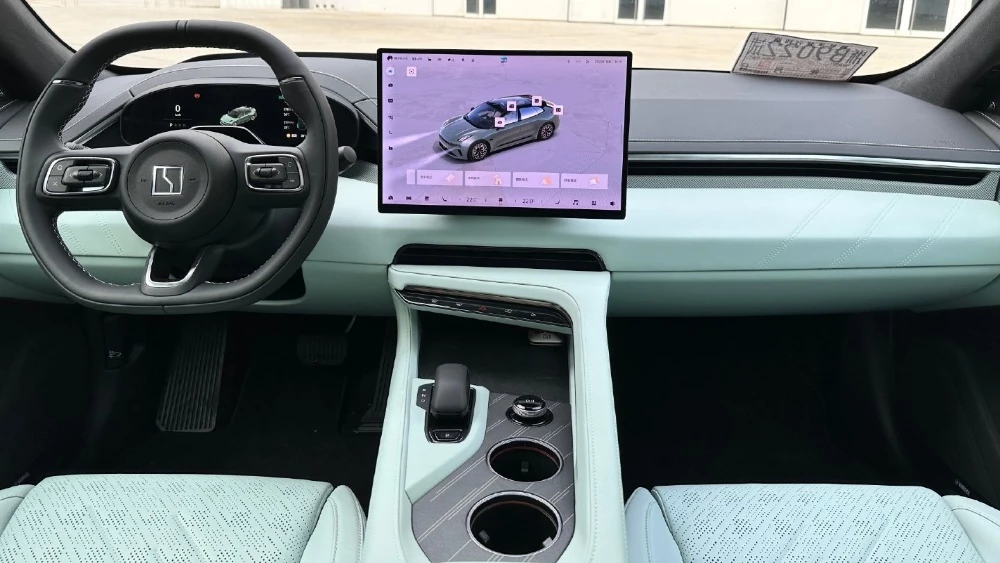 Обновленный электрический лифтбек Zeekr 001 салон интерьер