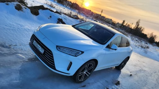 Aito M5 сбоку спереди сверху