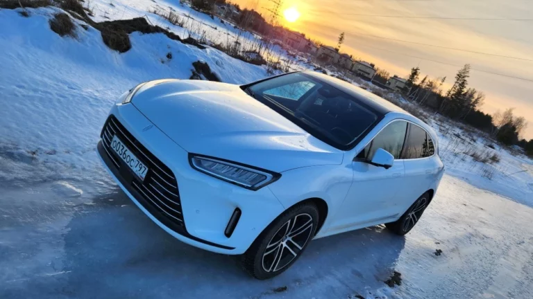 Aito M5 сбоку спереди сверху