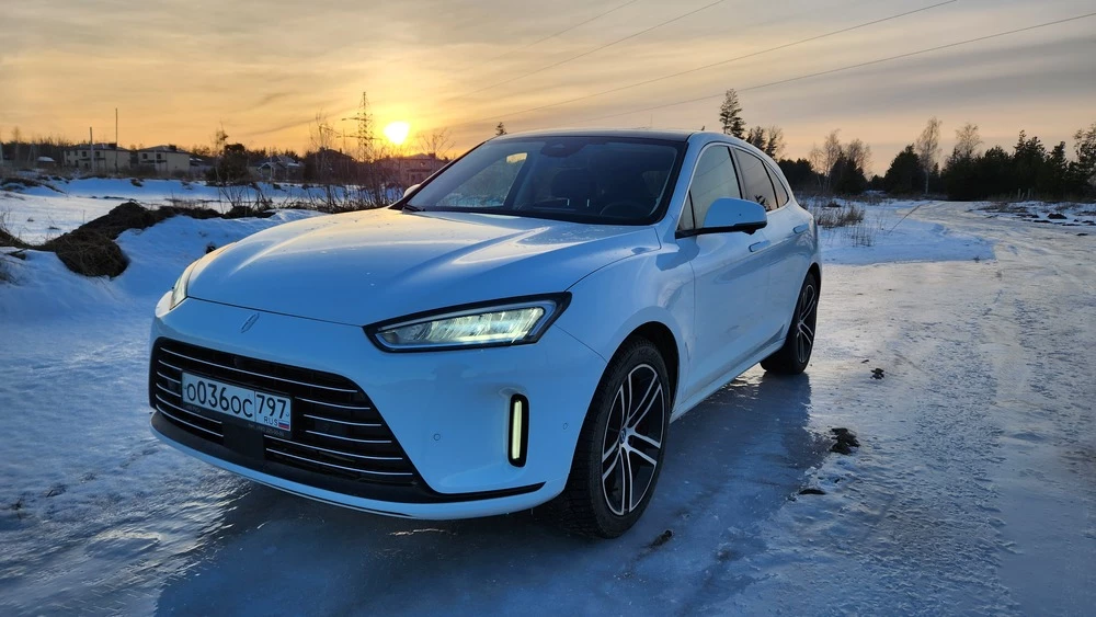 Aito M5 сбоку спереди