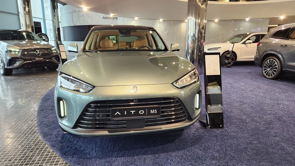 Aito M5 спереди в автосалоне в шоуруме