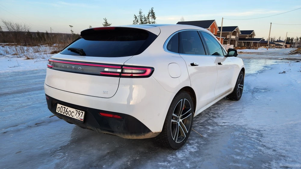 Aito M5 сбоку сзади
