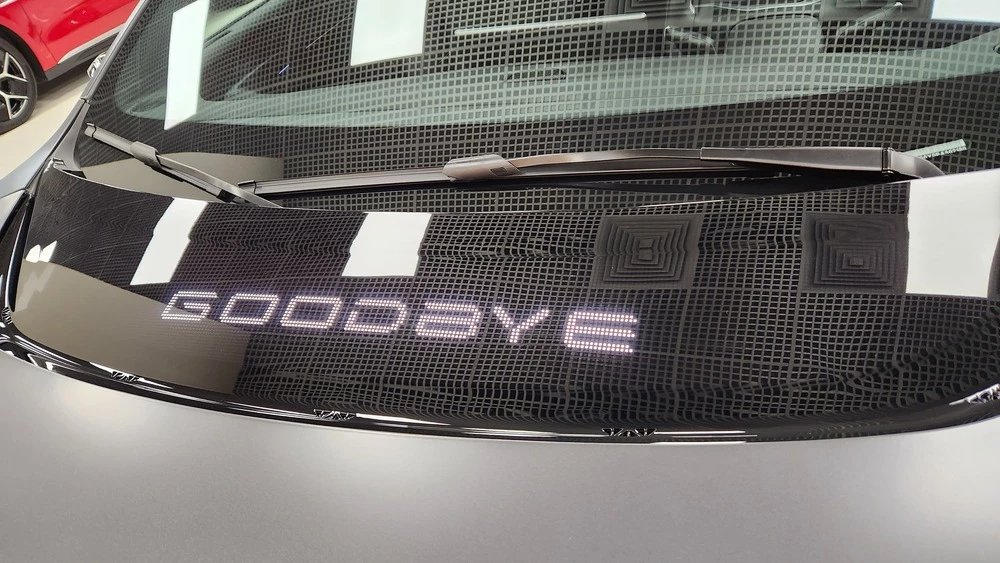 avatr 12 в России надпись под стеклом Электронная панель под лобовым стеклом