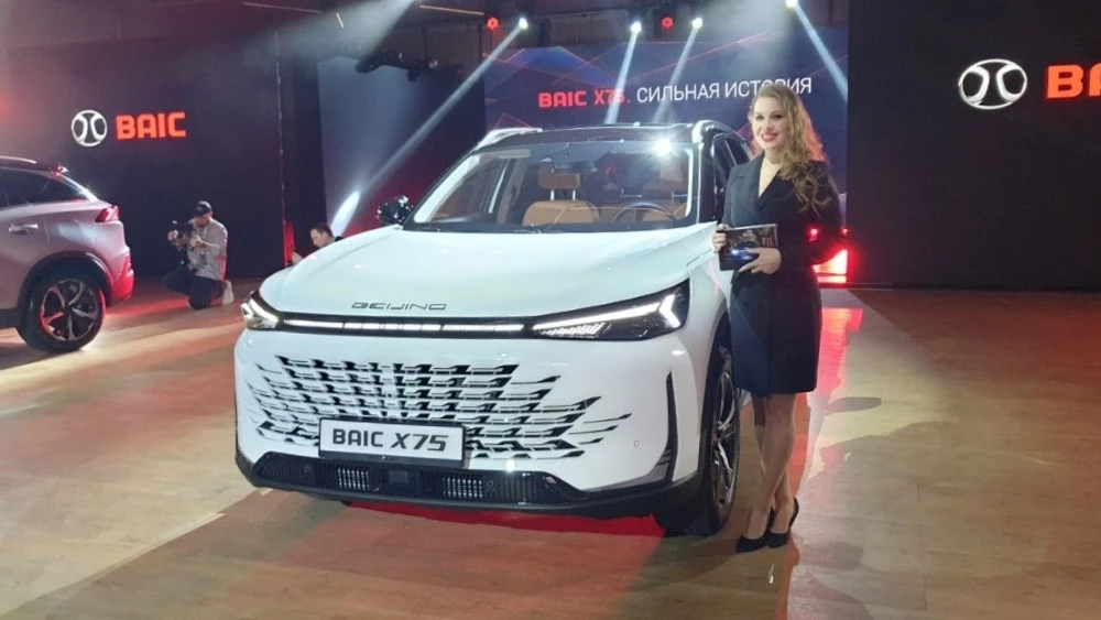 BAIC X75 презентация спереди девушка
