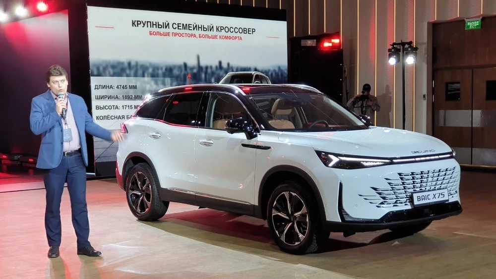 Флагман с 1,5-литровым мотором. Кроссовер BAIC X75: первый взгляд Александра Андреева BAIC X75 презентация сбоку спереди
