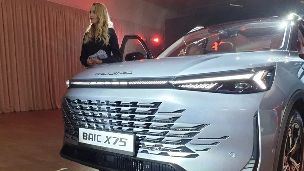 BAIC X75 презентация сбоку спереди решетка радиатора