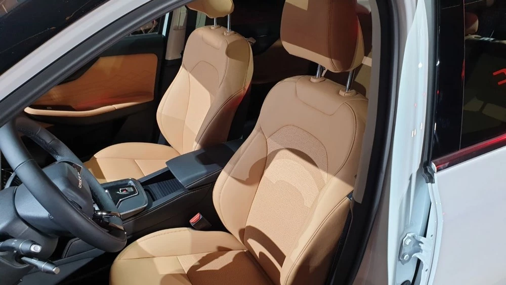 BAIC X75 презентация салон интерьер первый ряд сиденья