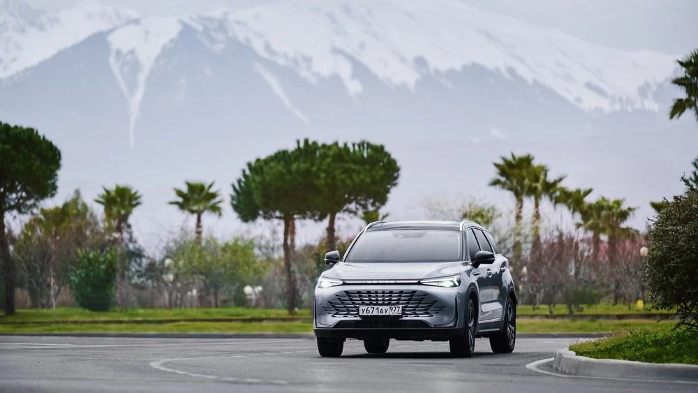 BAIC X75 тест сбоку спереди в динамике