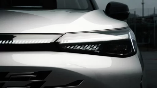 Старт продаж BAIC X75 спереди фары