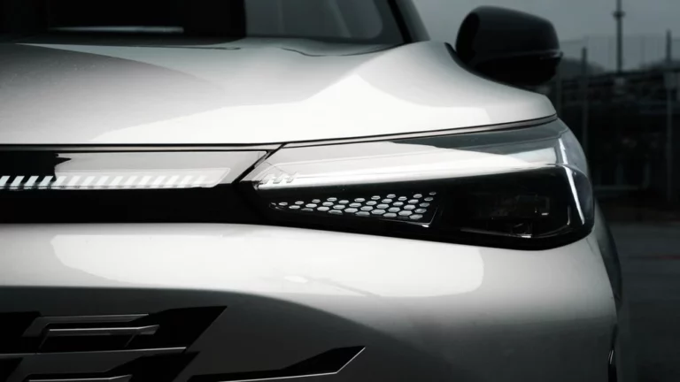 Старт продаж BAIC X75 спереди фары