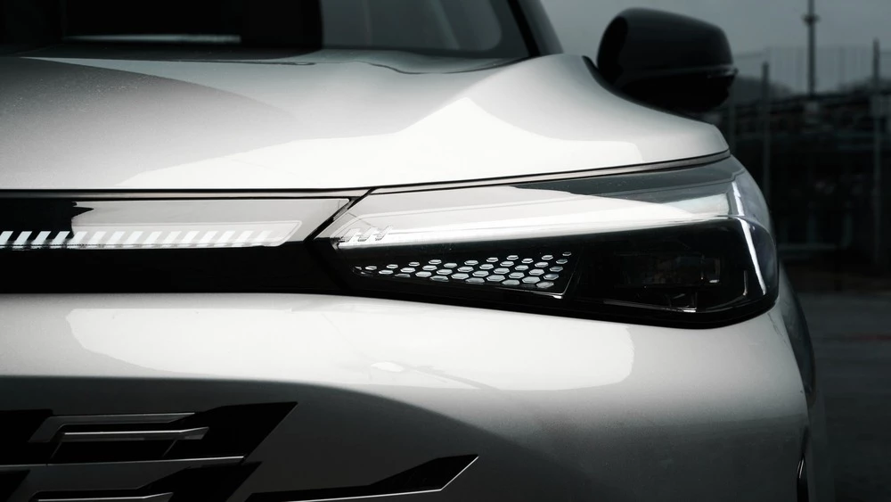 Старт продаж BAIC X75 спереди фары