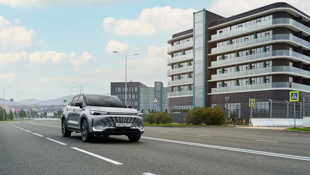 BAIC X75 тест сбоку спереди в динамике