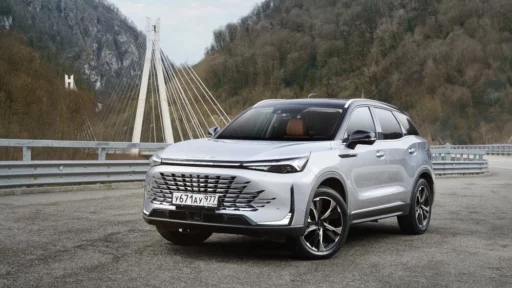BAIC X75 тест сбоку спереди в статике