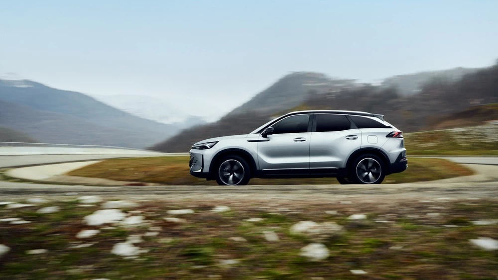 BAIC X75 тест сбоку в динамике