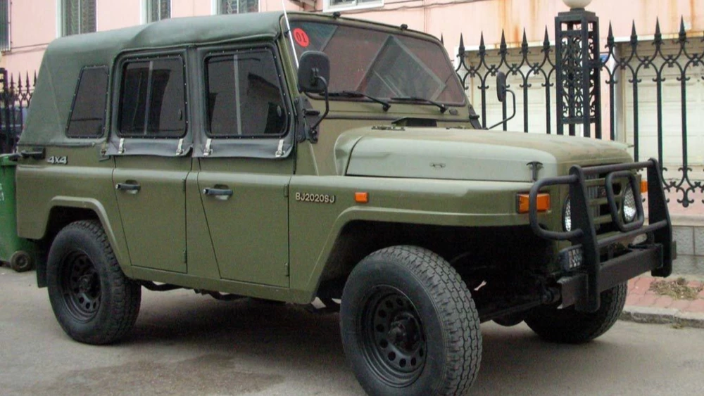 Внедорожник BAW BJ2020 сбоку спереди