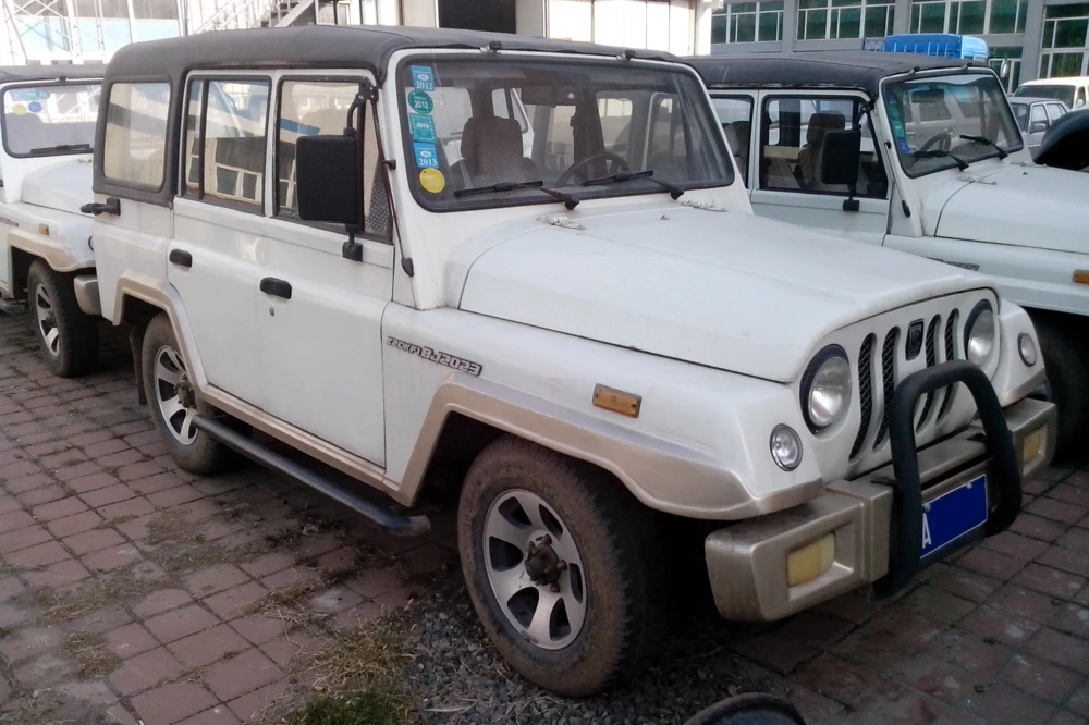 Внедорожник BAW BJ2023 сбоку спереди