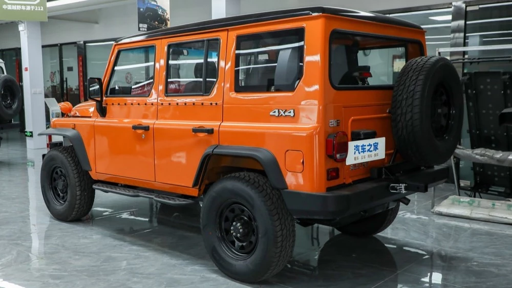 Внедорожник BAW BJ212 Sniper сбоку сзади