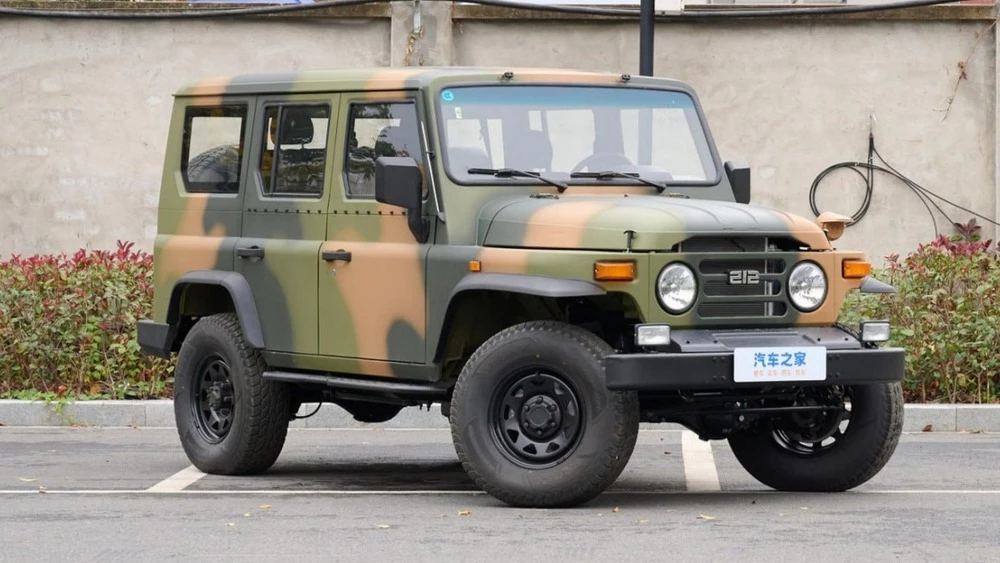 Внедорожник BAW BJ212 Sniper сбоку спереди