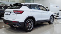 Belgee X50 Geely бизнес кар дилер в автосалоне сбоку сзади