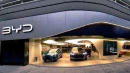 BYD снизила цены на электромобили и гибриды шоурум автосалон